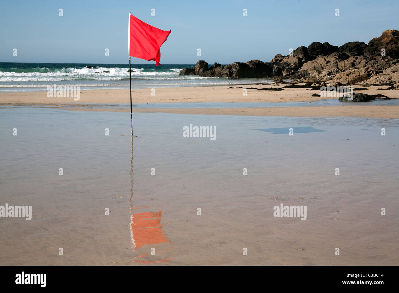 Bandiera rossa di avvertimento sulla Porthmeor Beach, St Ives Cornwall Regno Unito Foto Stock
