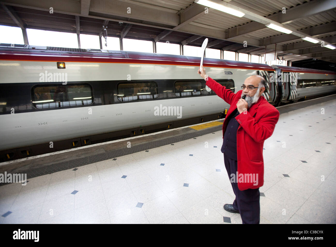 Una vergine del treno in corrispondenza dei dipendenti della Londra Euston station i segnali di un treno è pronto per la partenza. Foto Stock