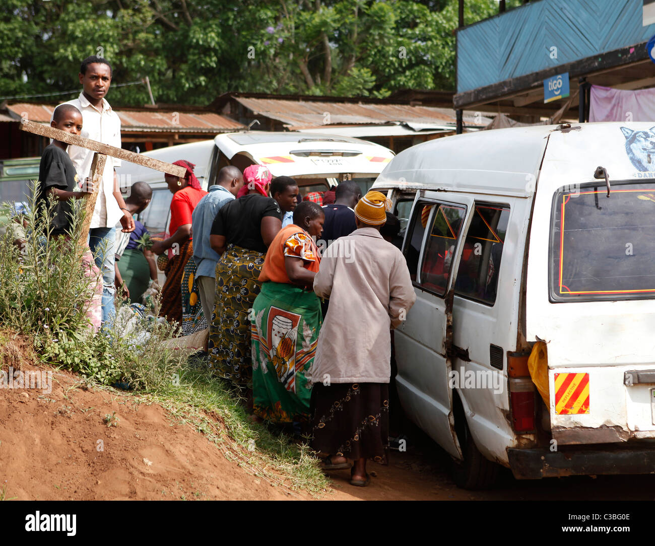 Servizio di minibus in alla Marangu village, il Parco Nazionale del Kilimanjaro, Tanzania, Africa orientale, Africa Foto Stock