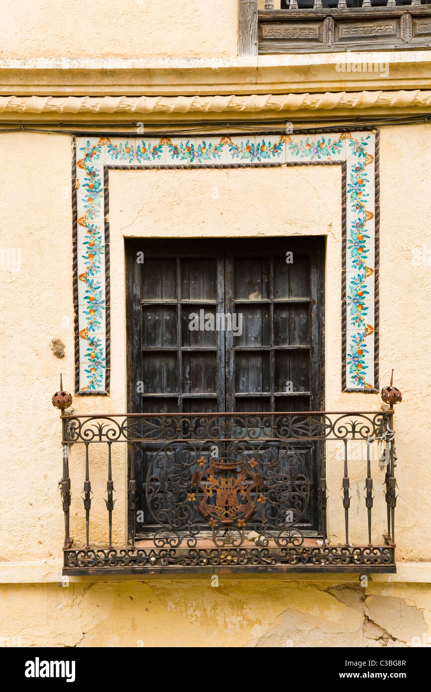 Balcone con ante chiuse / Porte / Porte e ferro / ringhiere di metallo su  una casa spagnola nella città bianca di Ronda, Spagna Foto stock - Alamy