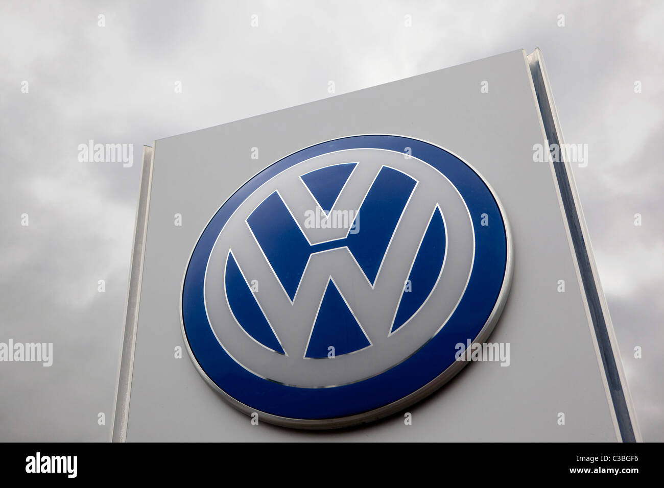 Immagine illustrativa di una Volkswagen Logo, Cambridge. Foto Stock