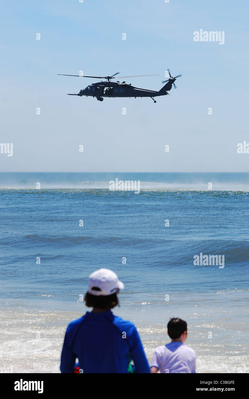 Udienze e US Army UH-60 Black Hawk elicottero sopra mare su Jones Beach Air Show il 30 maggio 2010 in Jones Beach, New York. Foto Stock