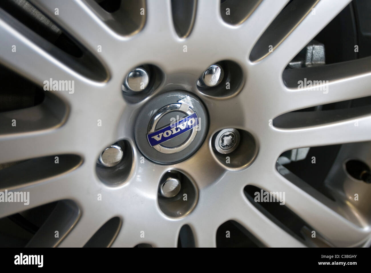 La Volvo emblema su un cerchione di ruota Foto Stock
