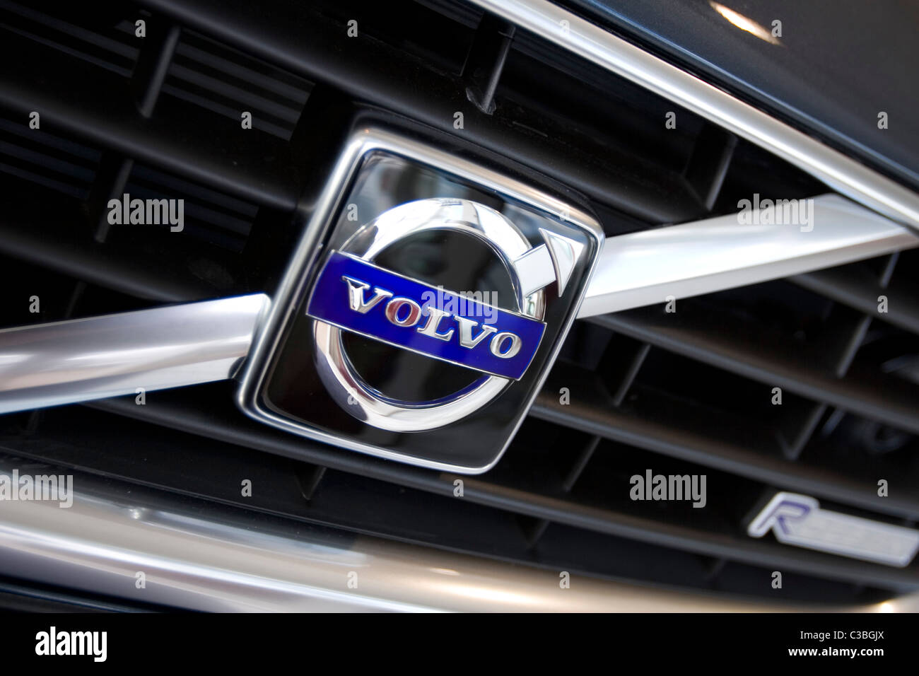La Volvo emblema sulla griglia anteriore di una macchina Foto Stock