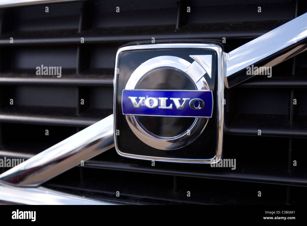 La Volvo emblema sulla griglia anteriore di una macchina Foto Stock