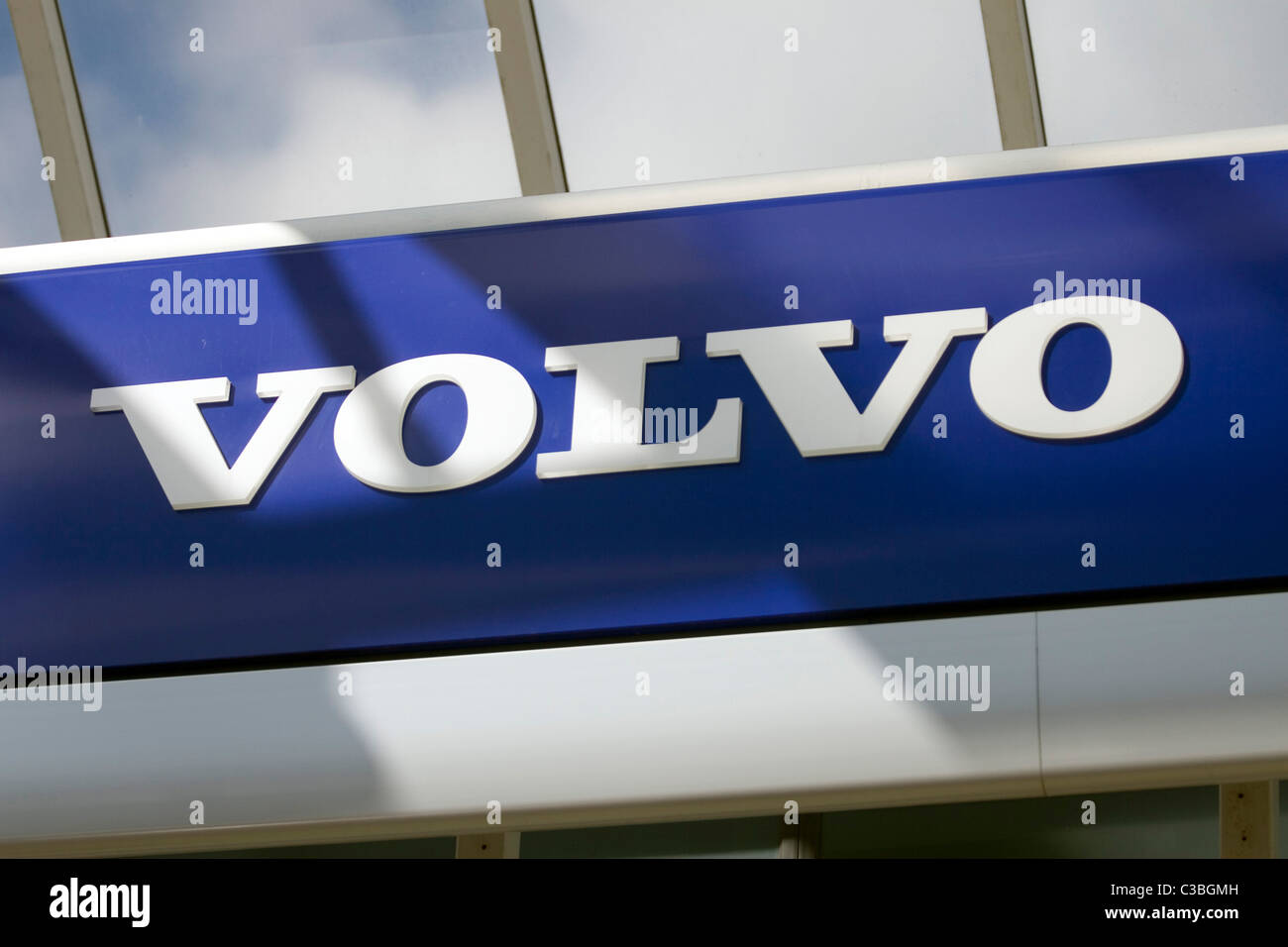Esterno il colpo di un concessionario Volvo in Cambridge Foto Stock