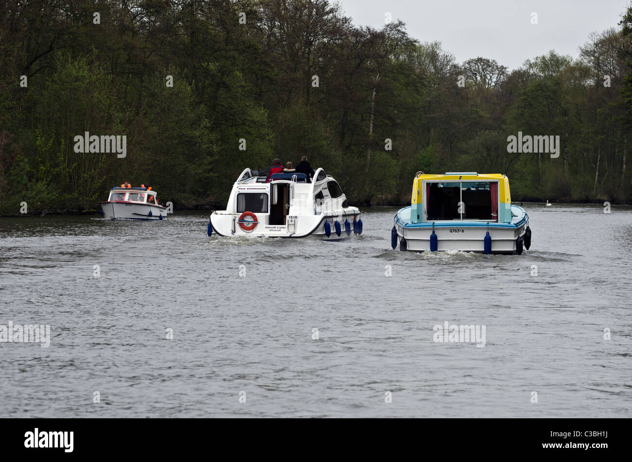 Incrociatori del motore sul fiume Bure, Norfolk Broads, East Anglia, Inghilterra. Foto Stock