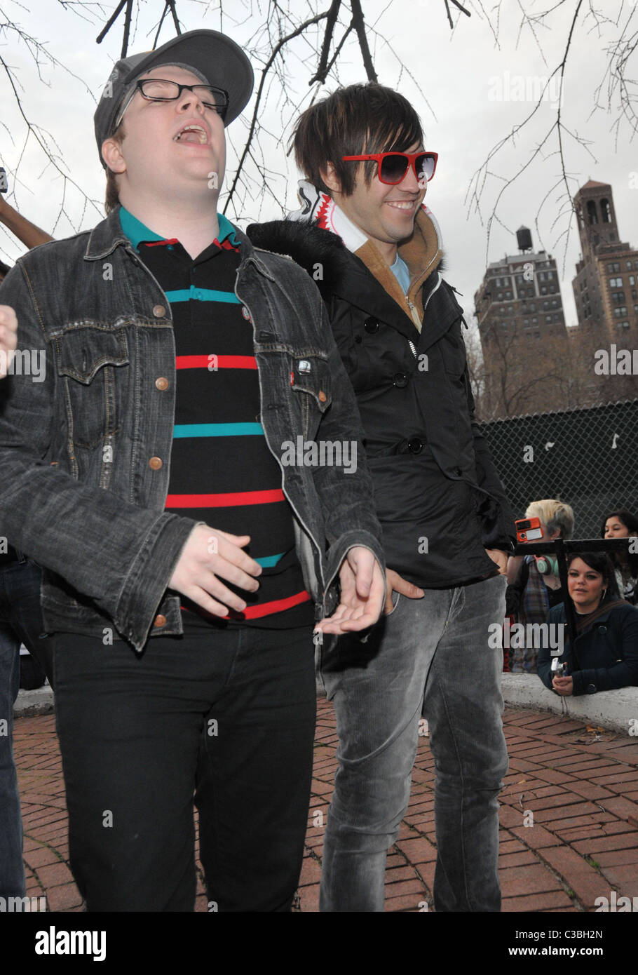 Patrick Stump, Pete Wentz Fall Out Boy impostato per eseguire gratuitamente un mini-concerto per i loro fans in Washington Square Park a Foto Stock