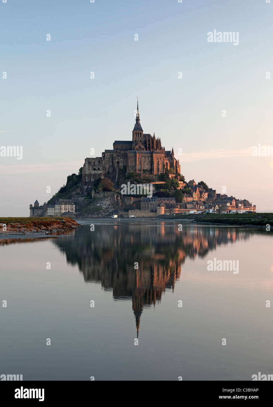 Le Mont St Michel bagnata in morbido di prima mattina luce Alba Normandia Francia Foto Stock