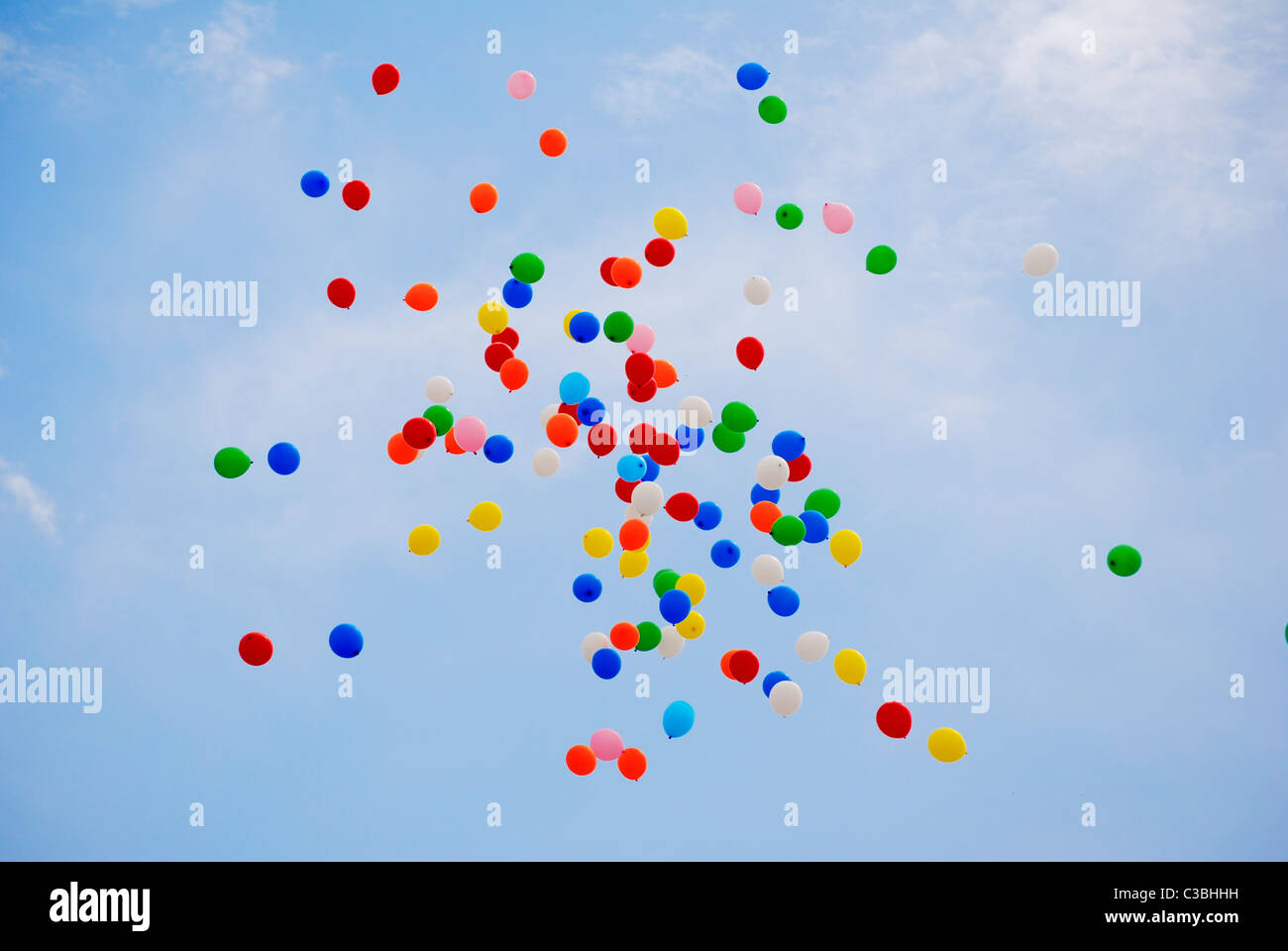 Colorati palloncini Elio rilasciato nel cielo blu a una celebrazione Foto Stock
