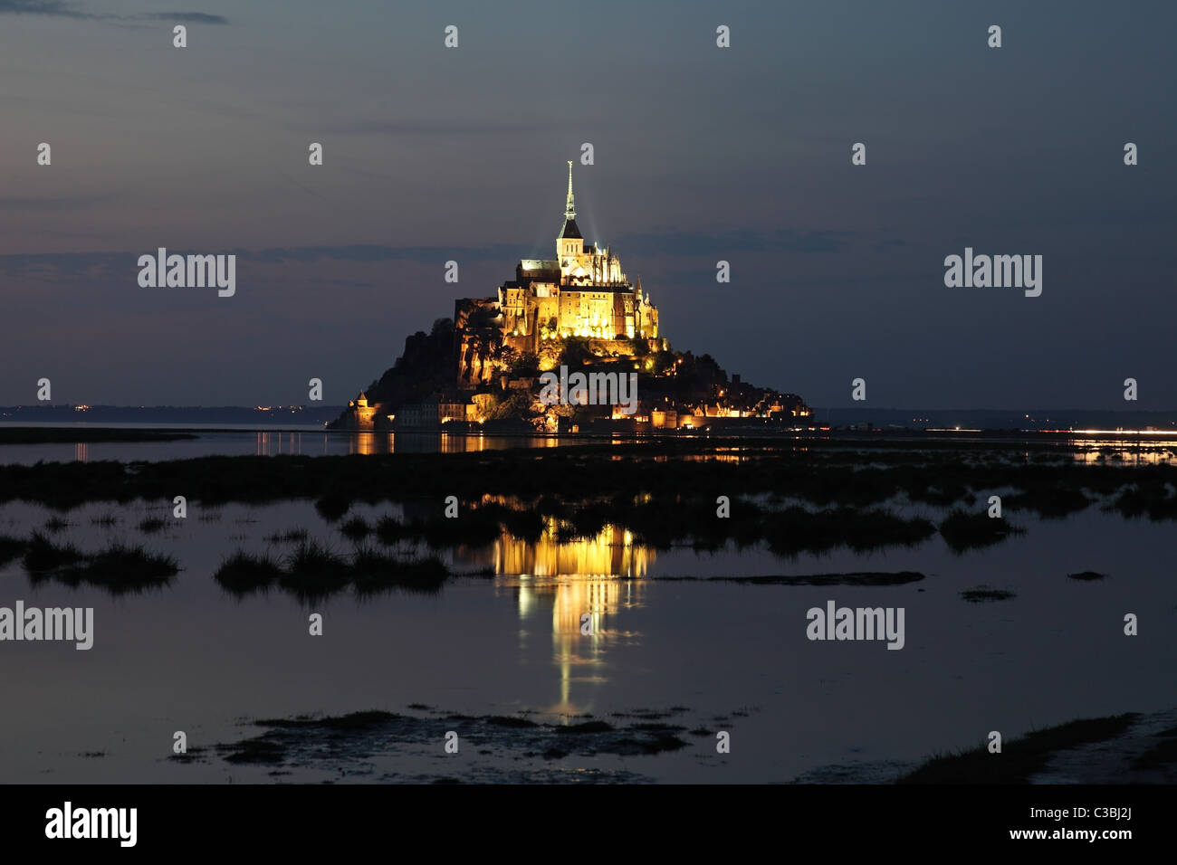 Le Mont St Michel si riflette nel mare di notte Normandia Francia Foto Stock