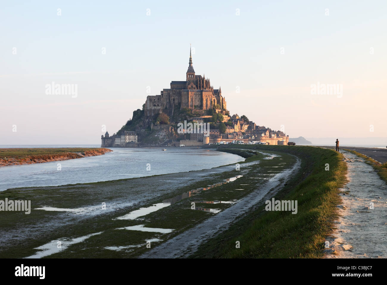 Le Mont St Michel bagnata in morbido di prima mattina luce Alba Normandia Francia Foto Stock