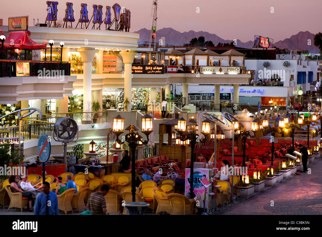 Ingresso esterno del centro di Naama shopping mall a Naama Bay, Sharme El Sheik. L'Egitto per il re del Bahrein STREET Foto Stock