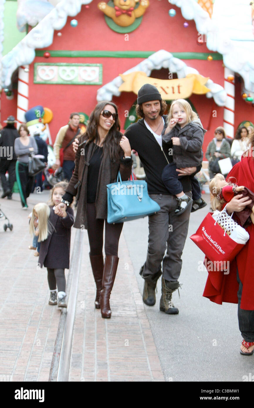 Vicky Karayiannis e Chris Cornell Chris Cornell visitare Santa Grotta presso il boschetto con la sua famiglia a Los Angeles in California Foto Stock