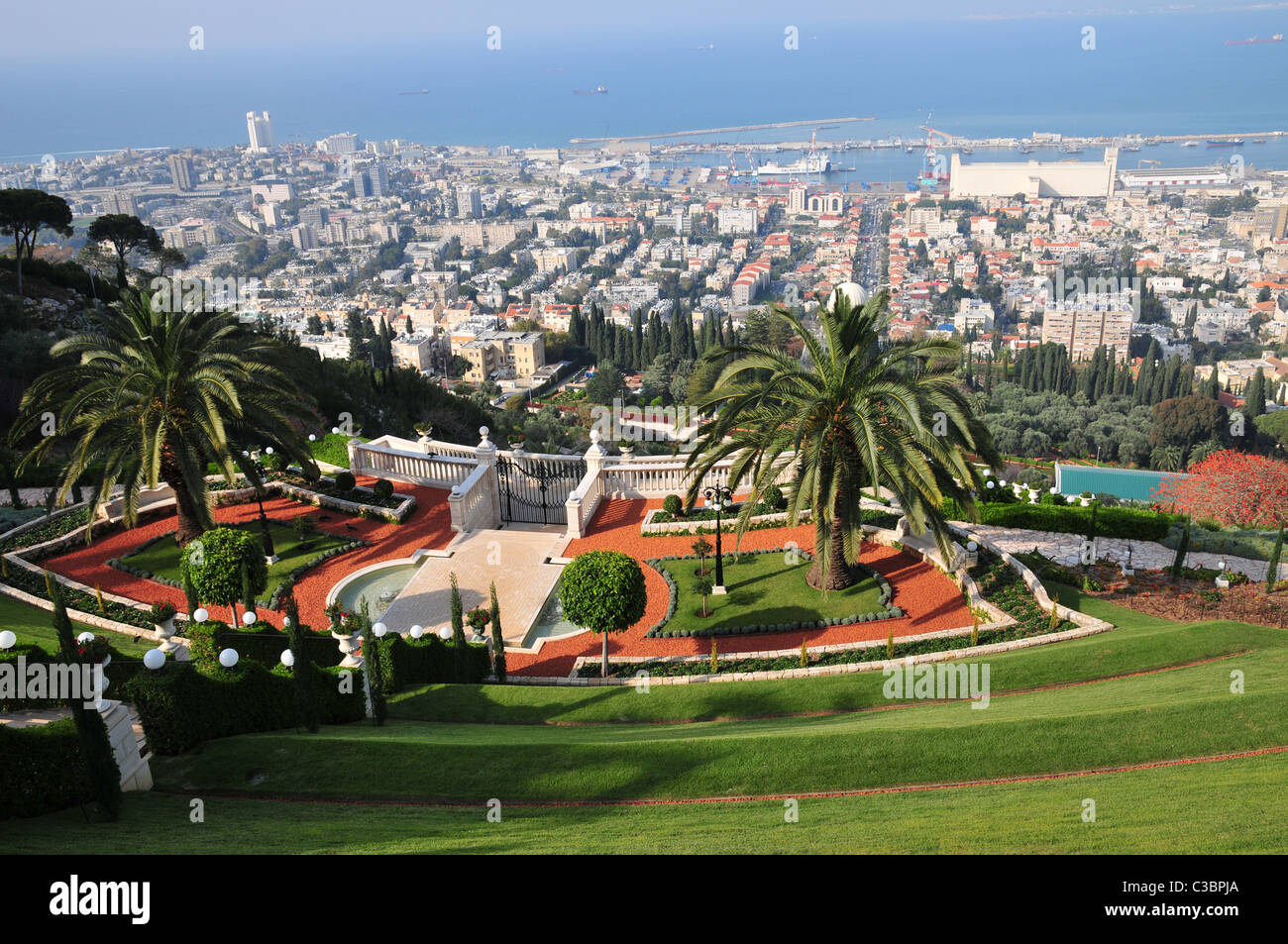 Israele Haifa, i giardini Bahai Santuario centro di Haifa in background Foto Stock