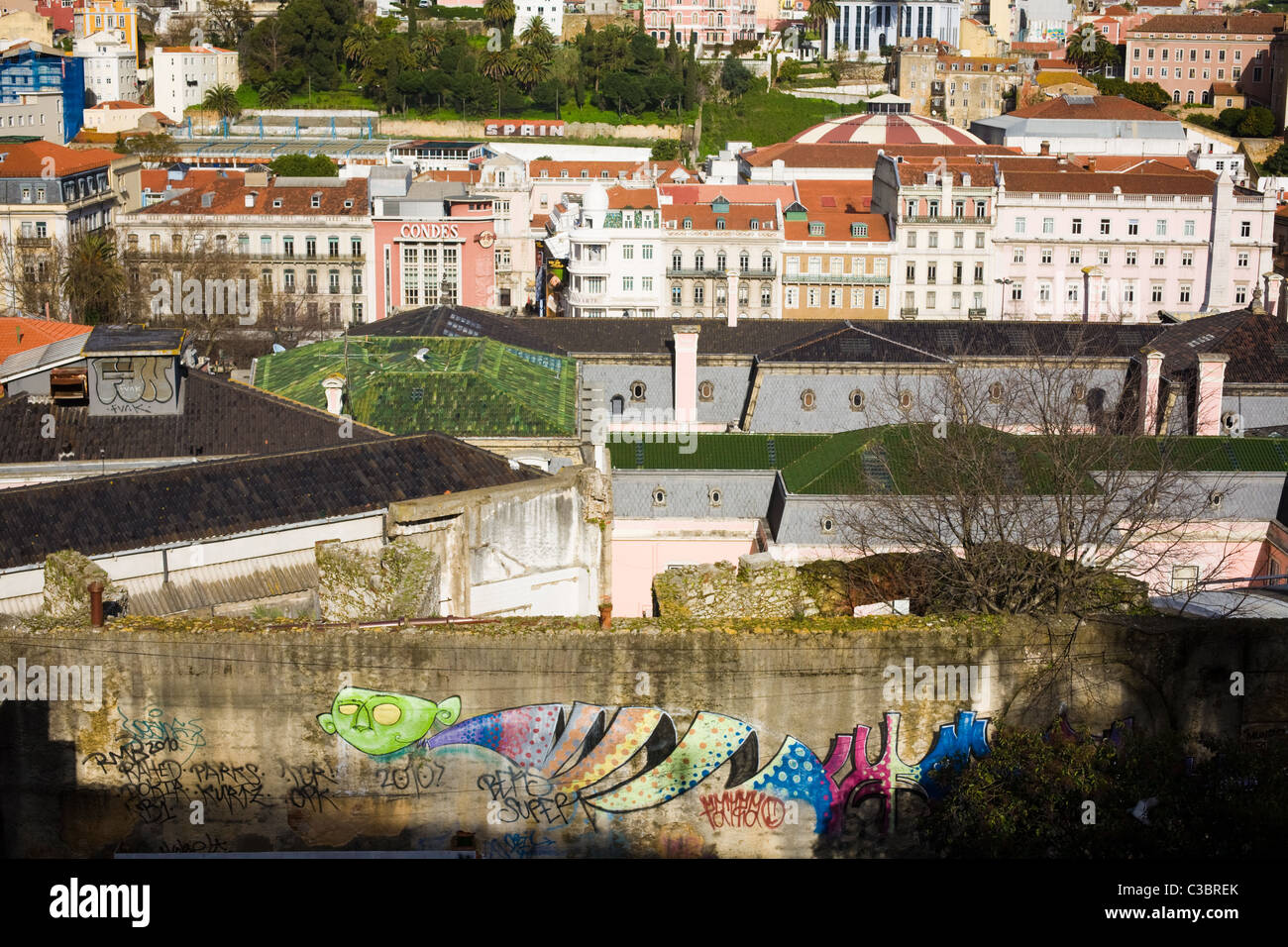 Lisbona, Portogallo skyline con graffiti Foto Stock