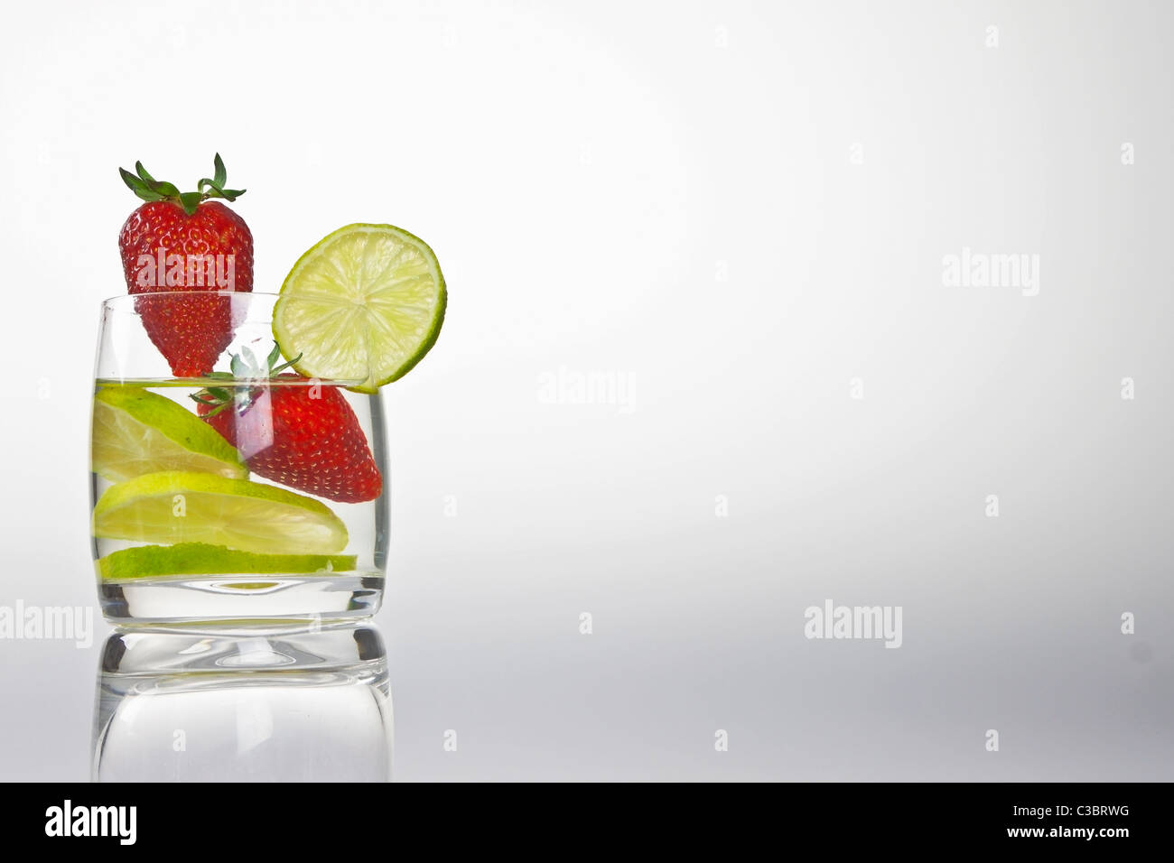 Vetro con limone e fragola Foto Stock
