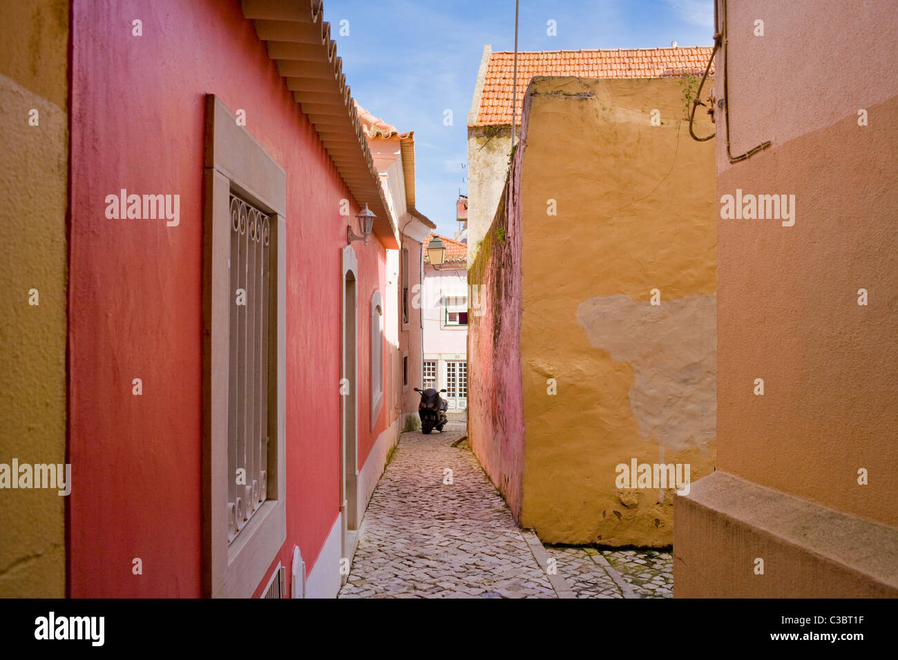 Colorato travessa aka vicoletto a Cascais, Portogallo Foto Stock