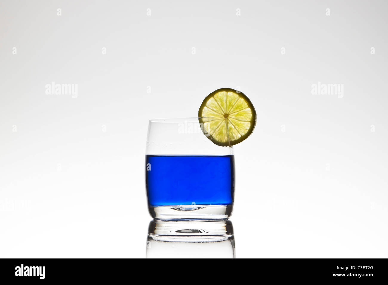 Cocktail di blu con il limone Foto Stock
