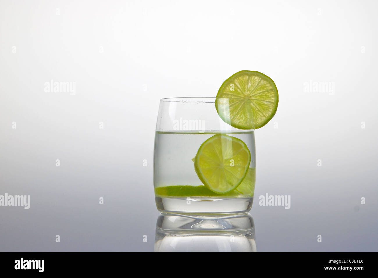 Vetro con limonata e fetta di limone Foto Stock