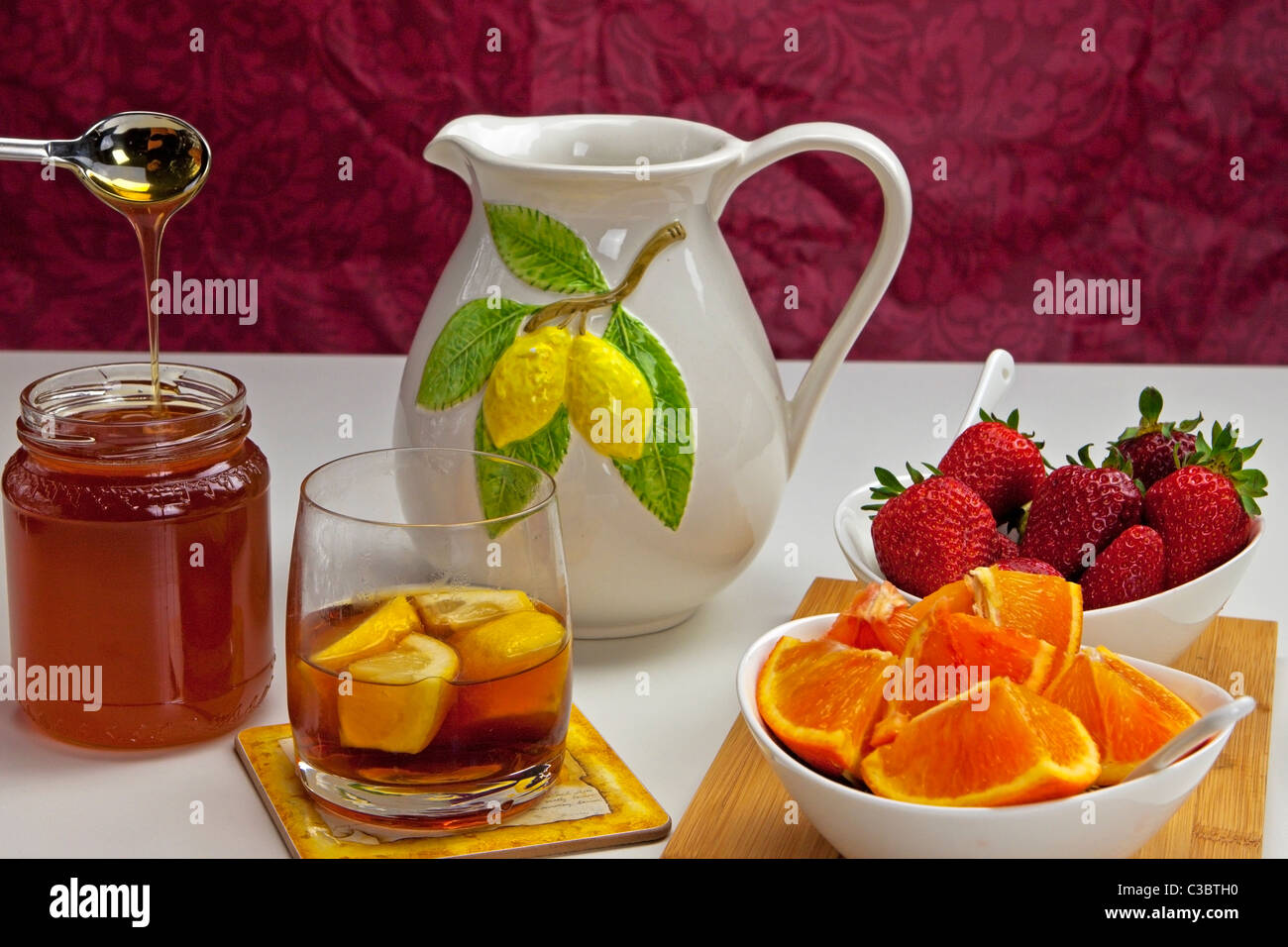 Tè al limone con frutta fresca Foto Stock