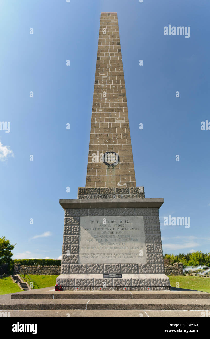 Monumento Knockagh, Carrickfergus. Memoriale di soldati che morirono nella WW1 e WW2 come pure altri conflitti Foto Stock