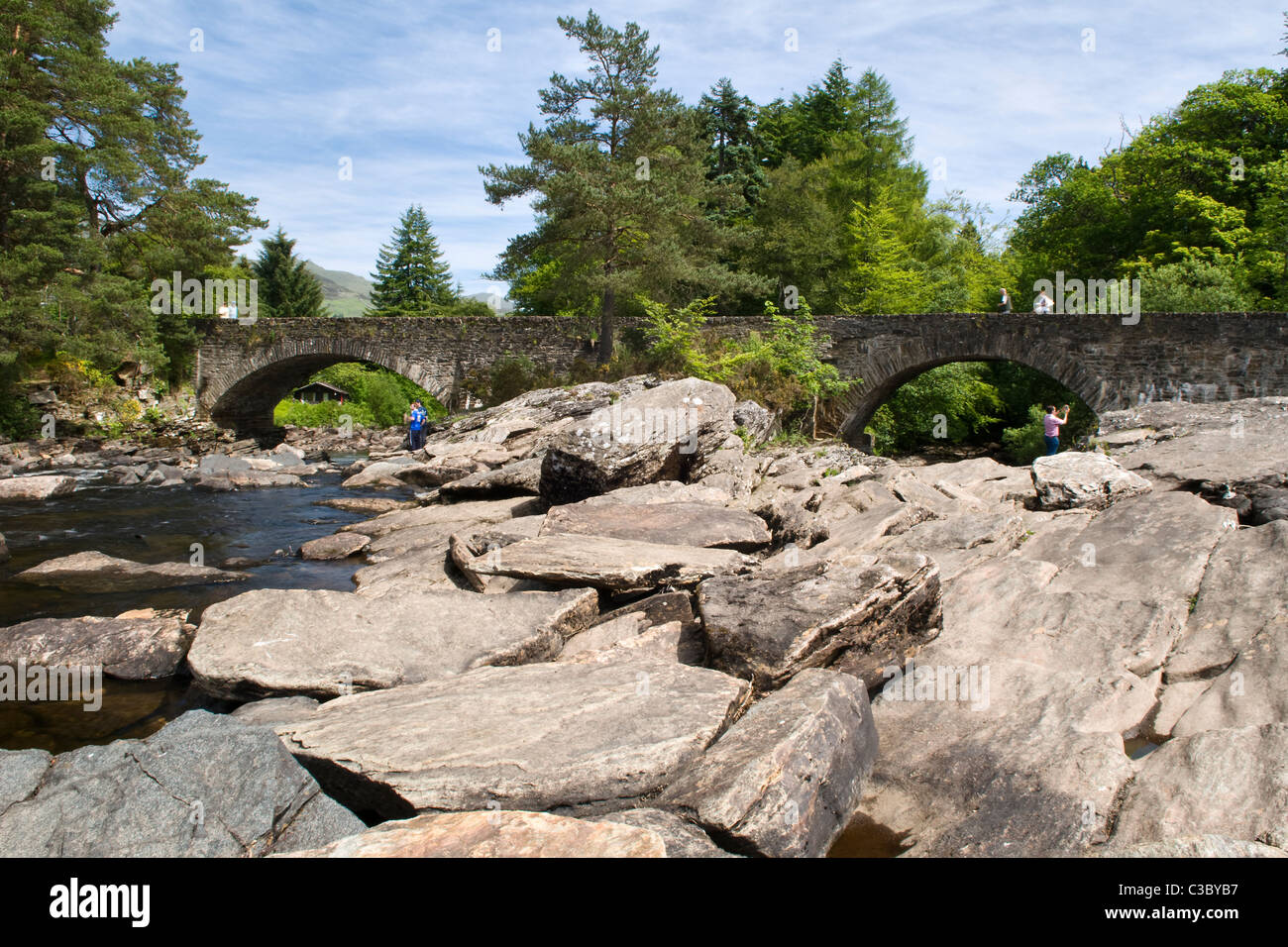 Falls of Dochart e fiume ponte Dochart a Killin, Trossachs, Perthshire Scozia, Regno Unito sulla bella giornata d'estate Foto Stock