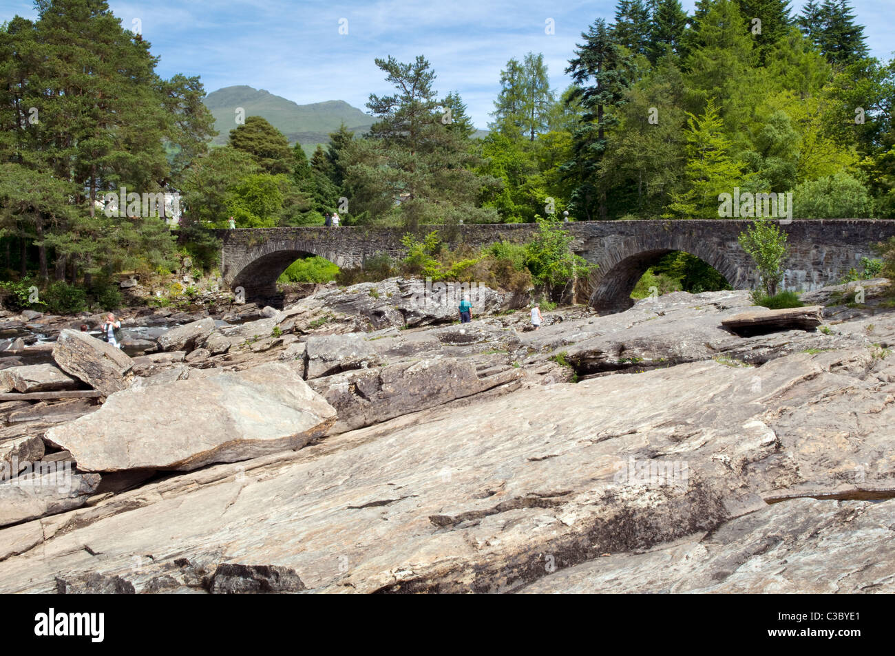 Falls of Dochart e fiume ponte Dochart a Killin, Trossachs, Perthshire Scozia, Regno Unito sulla bella giornata d'estate Foto Stock