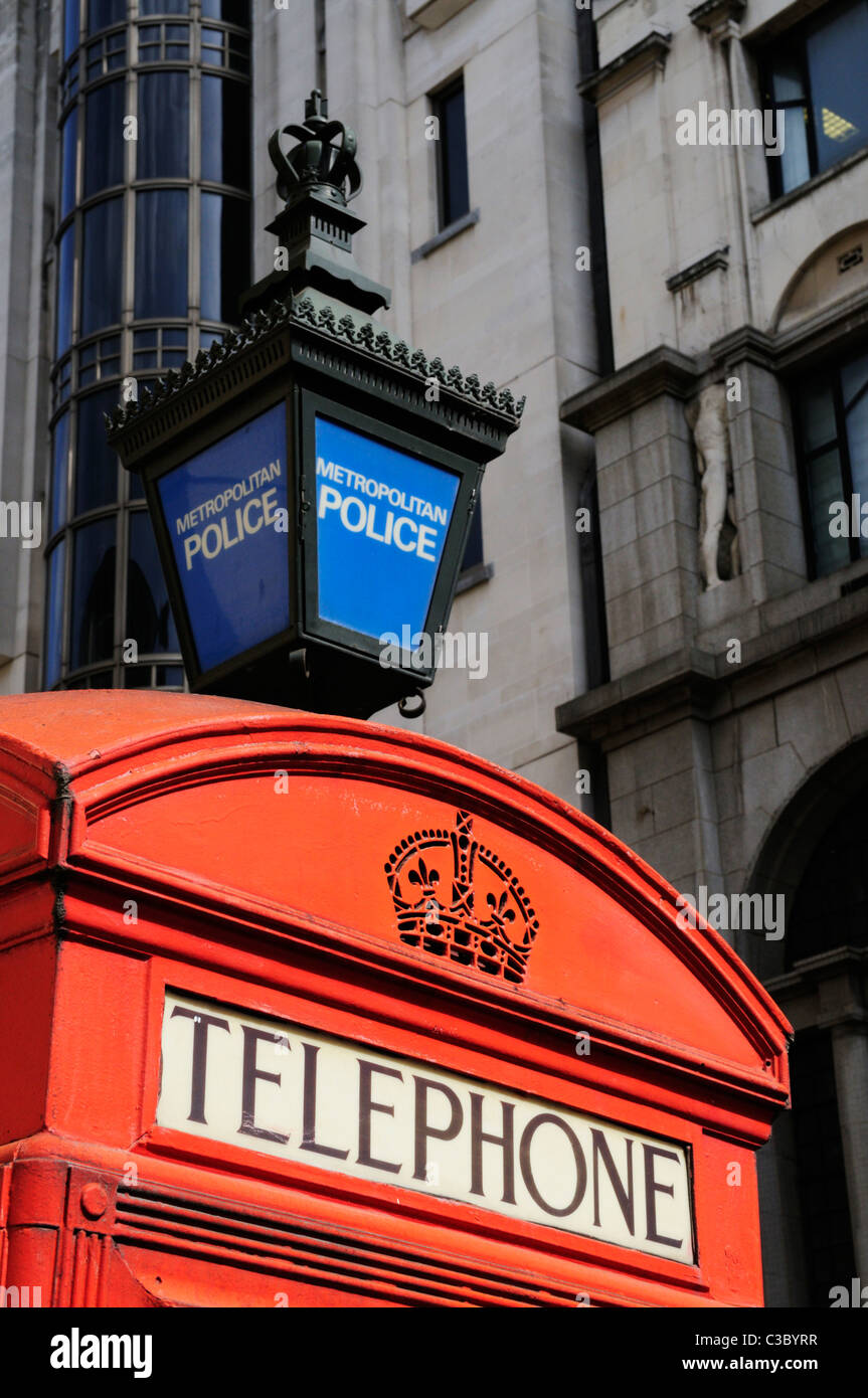 Telefono rosso scatola blu e la Metropolitan Police lampada, Agar Street, London, England, Regno Unito Foto Stock