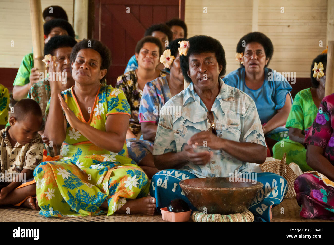 Popolo di Lawai accogliendo i visitatori nel loro villaggio; isola di Viti Levu, Fiji. Foto Stock