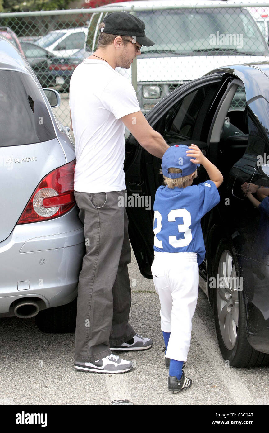 Ryan Phillippe e diacono Reese Phillippe Ryan Phillippe guarda il suo figlio il baseball gioco con la sua ragazza e la figlia di Los Foto Stock