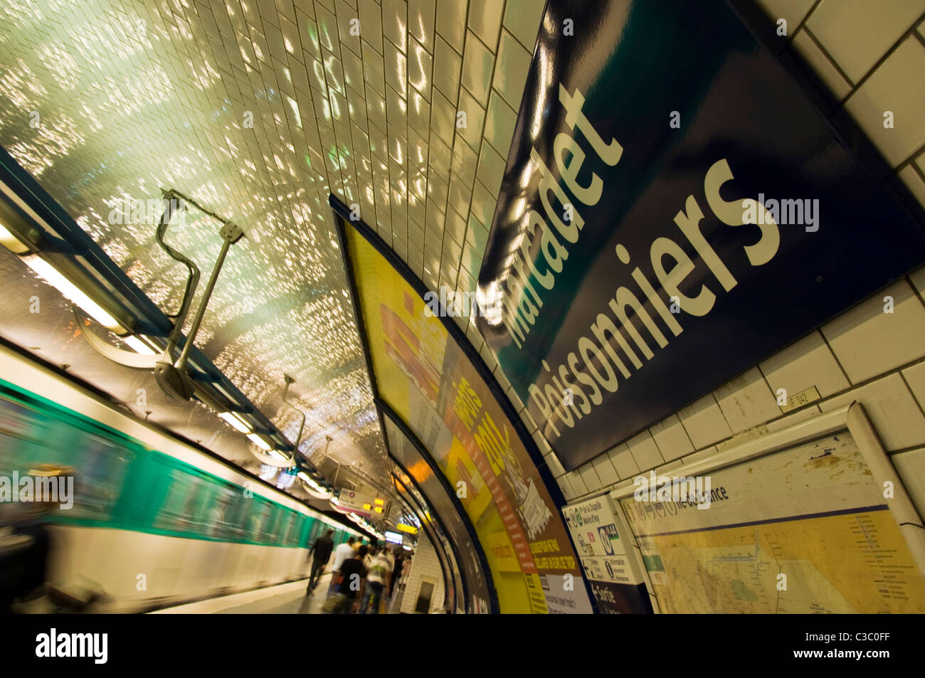 Parigi la stazione della metropolitana Marcadet Poissonniers 18e Montmartre Foto Stock