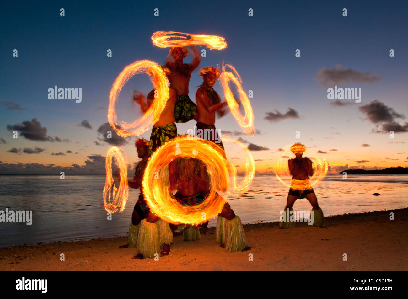 Fire performance di danza con Shangri-La Resort, Coral Coast, isola di Viti Levu, Fiji. Foto Stock