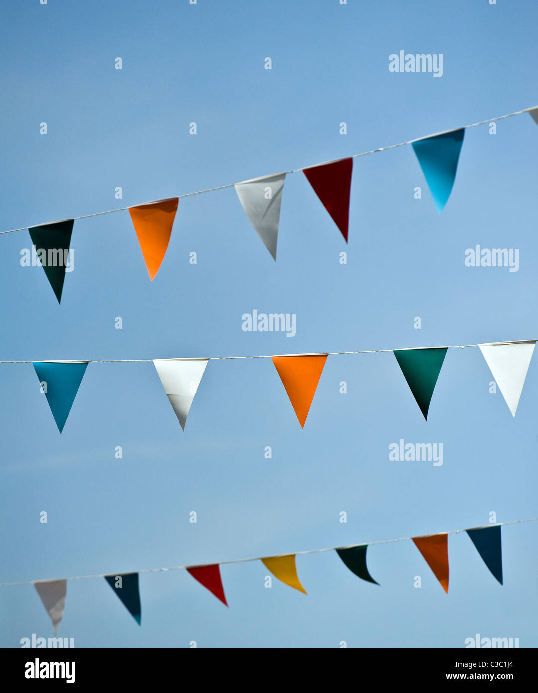 Colorato bunting contro un cielo blu. Foto Stock