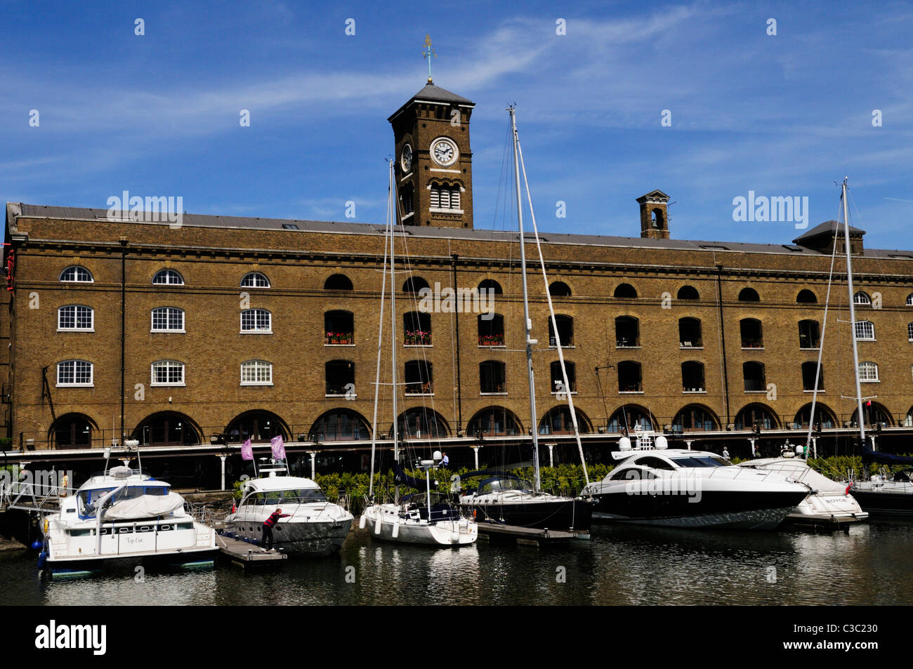 St Katharine Dock e Marina Apartments, London, England, Regno Unito Foto Stock