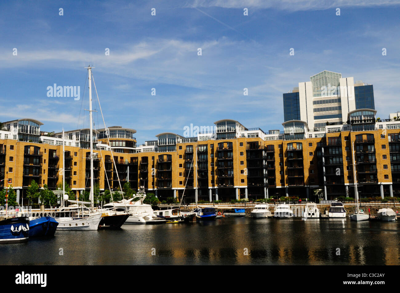 St Katharine Dock e Marina Apartments, London, England, Regno Unito Foto Stock