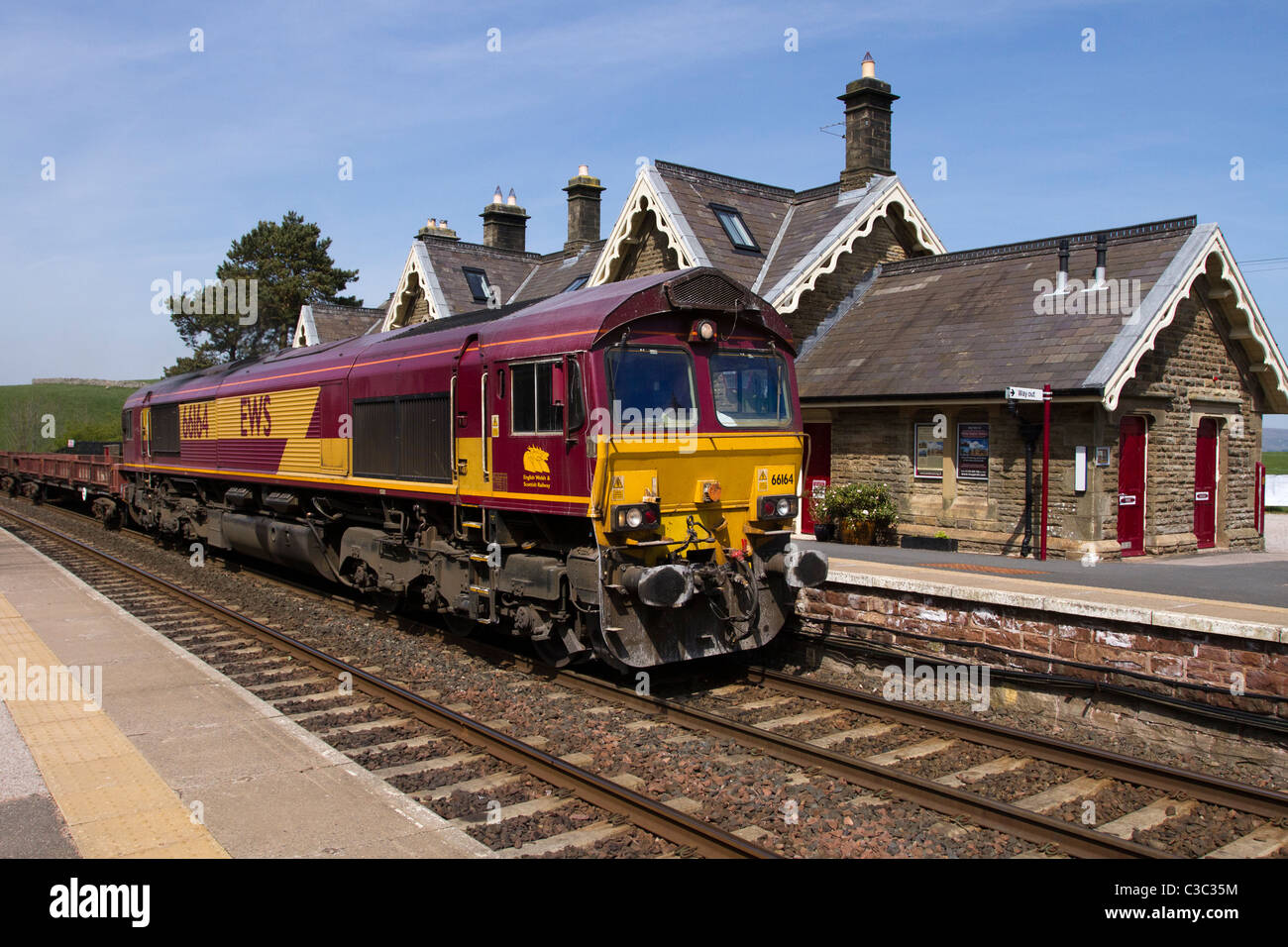 GB di ingegneri del trasporto merci treni manutenzione 66164 Treno_ a Tebay stazione ferroviaria, Kirkby Stephen, Cumbria, Regno Unito Foto Stock