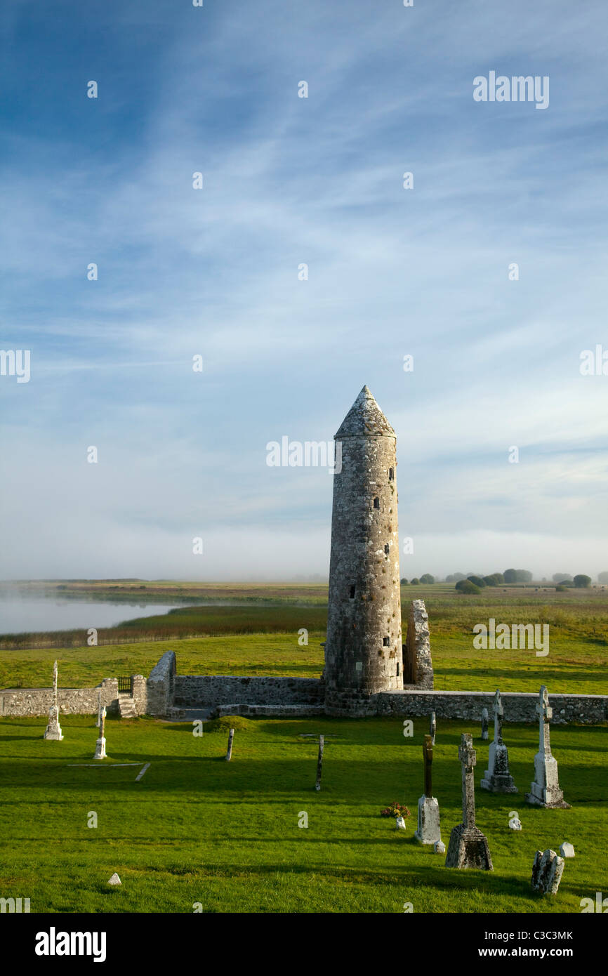 Nebbia di mattina su Tempio Finghin e il fiume Shannon, Monastero di Clonmacnoise, nella contea di Offaly, Irlanda. Foto Stock