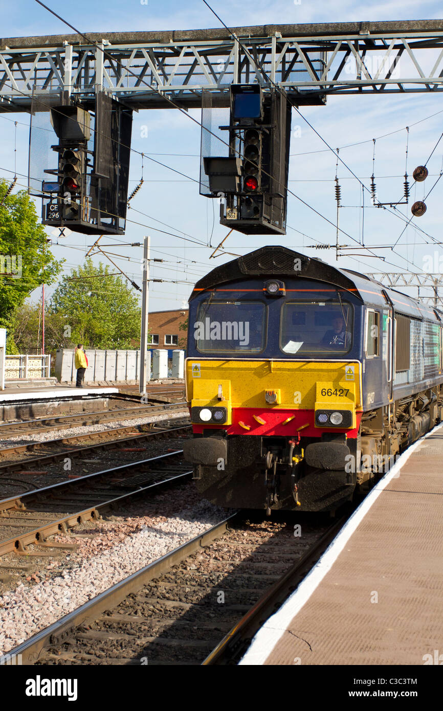 Le linee di alimentazione e portali per i treni elettrici   GB treni merci 66427 Frieght cabina treno   LTS   classe 66 DRS a Carlisle stazione ferroviaria, Cumbria, G Foto Stock
