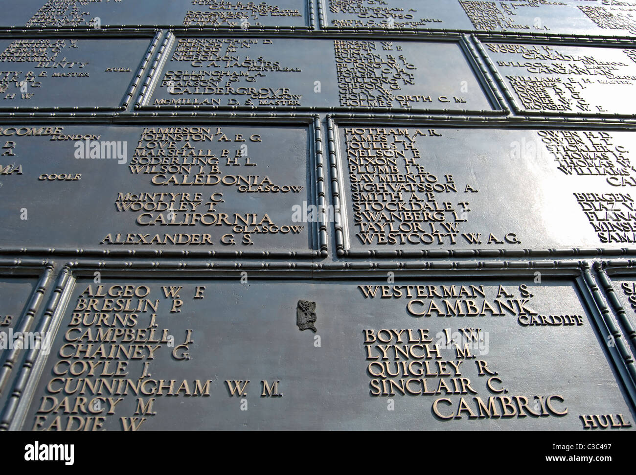 Dettaglio della marina mercantile memorial, progettato da edwind lutyens, nella trinità square, city di Londra, Inghilterra Foto Stock