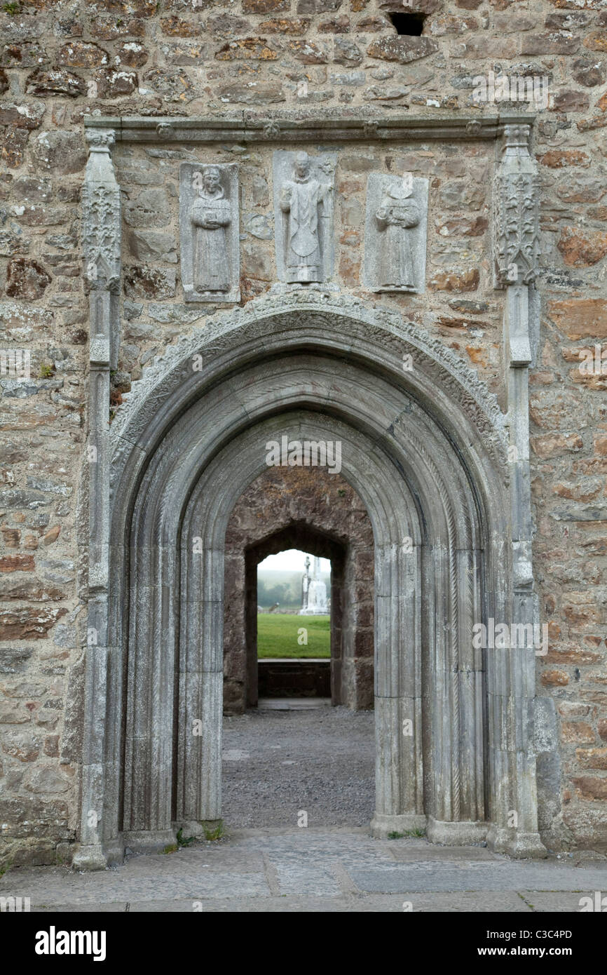 Sculture in pietra dei santi oltre la porta nord di Clonmacnoise cattedrale, nella contea di Offaly, Irlanda. Foto Stock