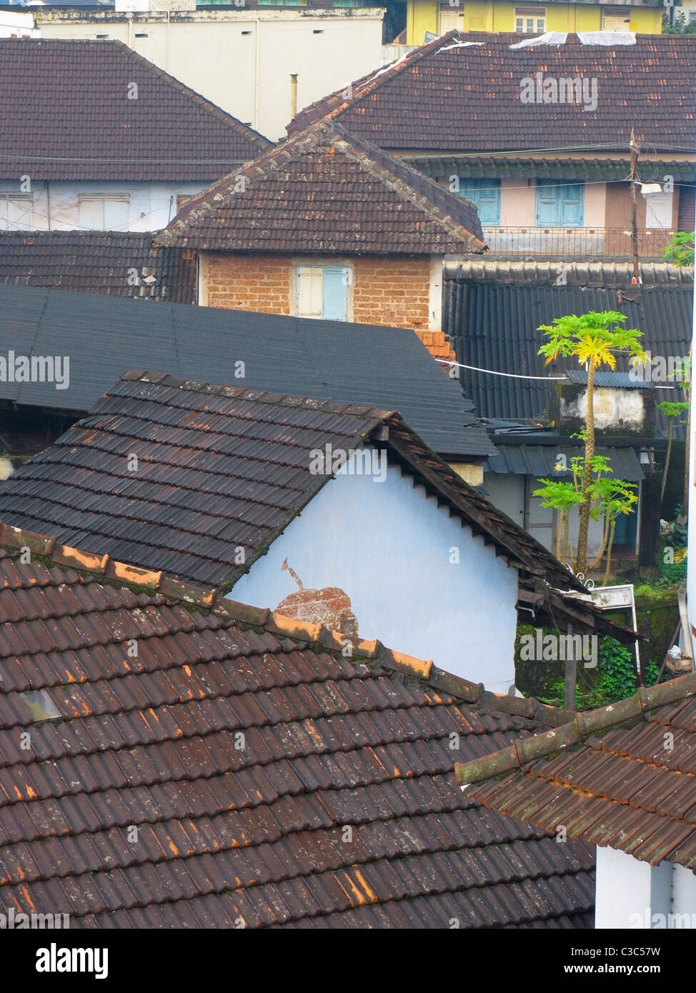 Tetti spioventi fatti di piastrelle Mangalori. Il Kerala, India. Foto Stock