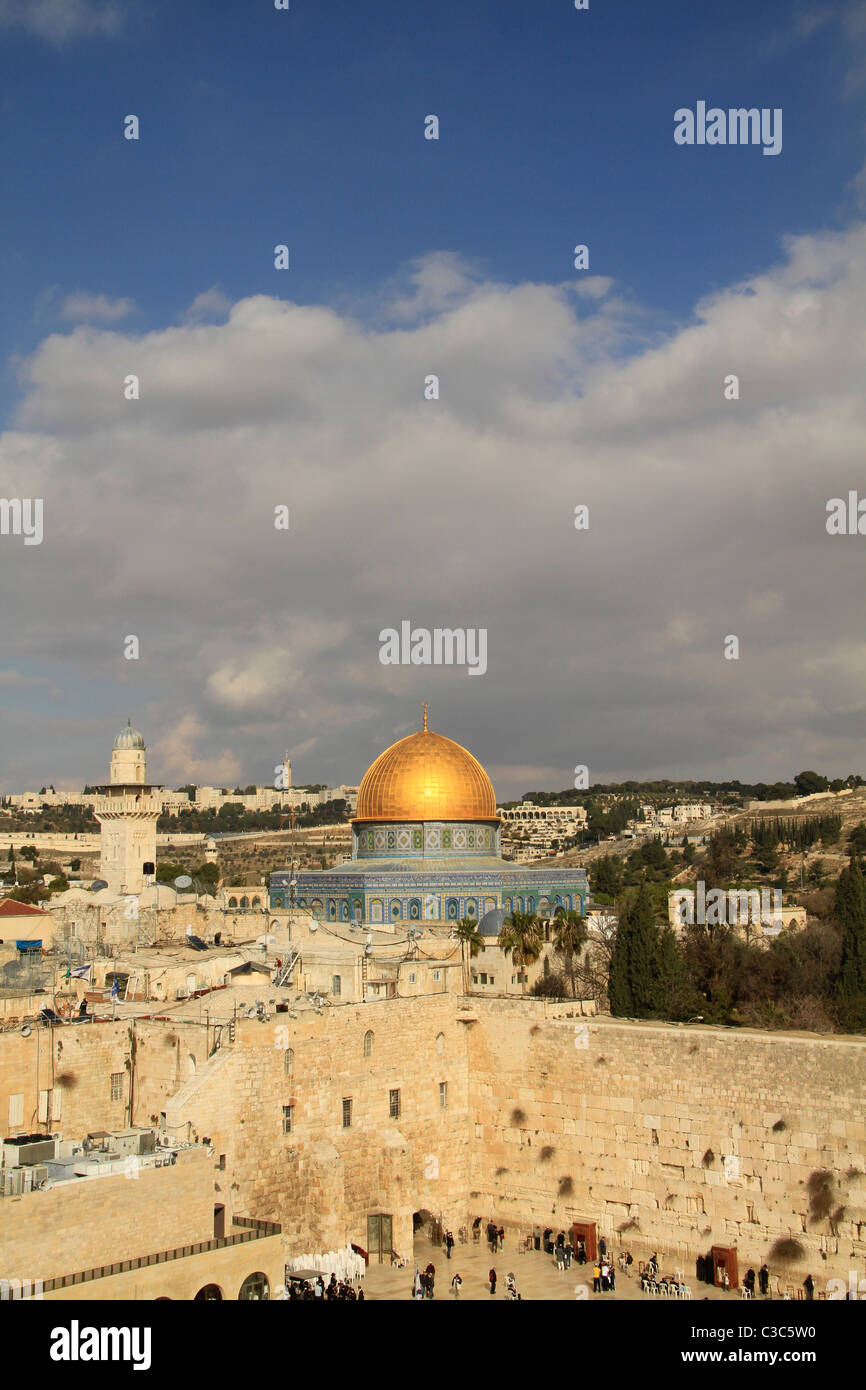 Israele, Gerusalemme la città vecchia, una vista della parete occidentale e la Cupola della roccia Foto Stock