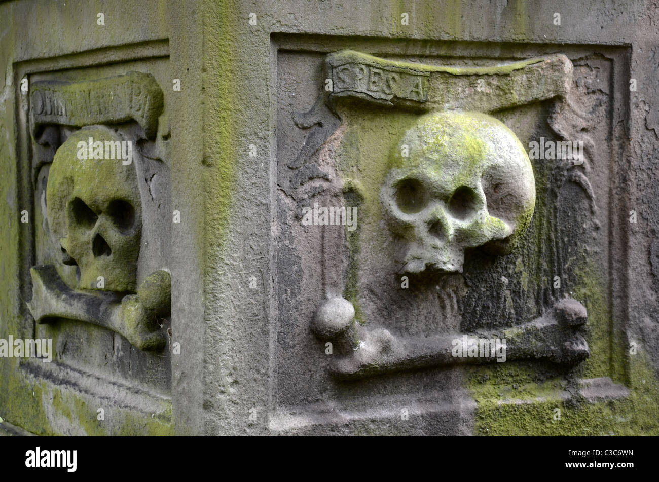 Cranio e crossbones su un monumento in St Cuthbert's sagrato, Edimburgo, Scozia, Regno Unito. Foto Stock