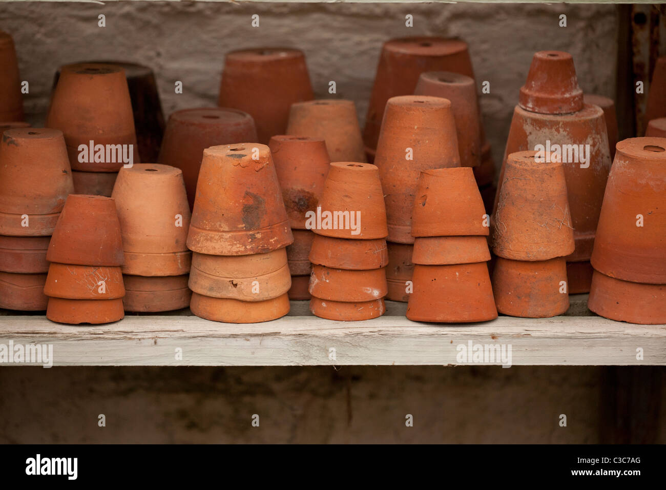 Raccolta di terracotta antica nei vasi di fiori puliti e pronti per la semina Foto Stock