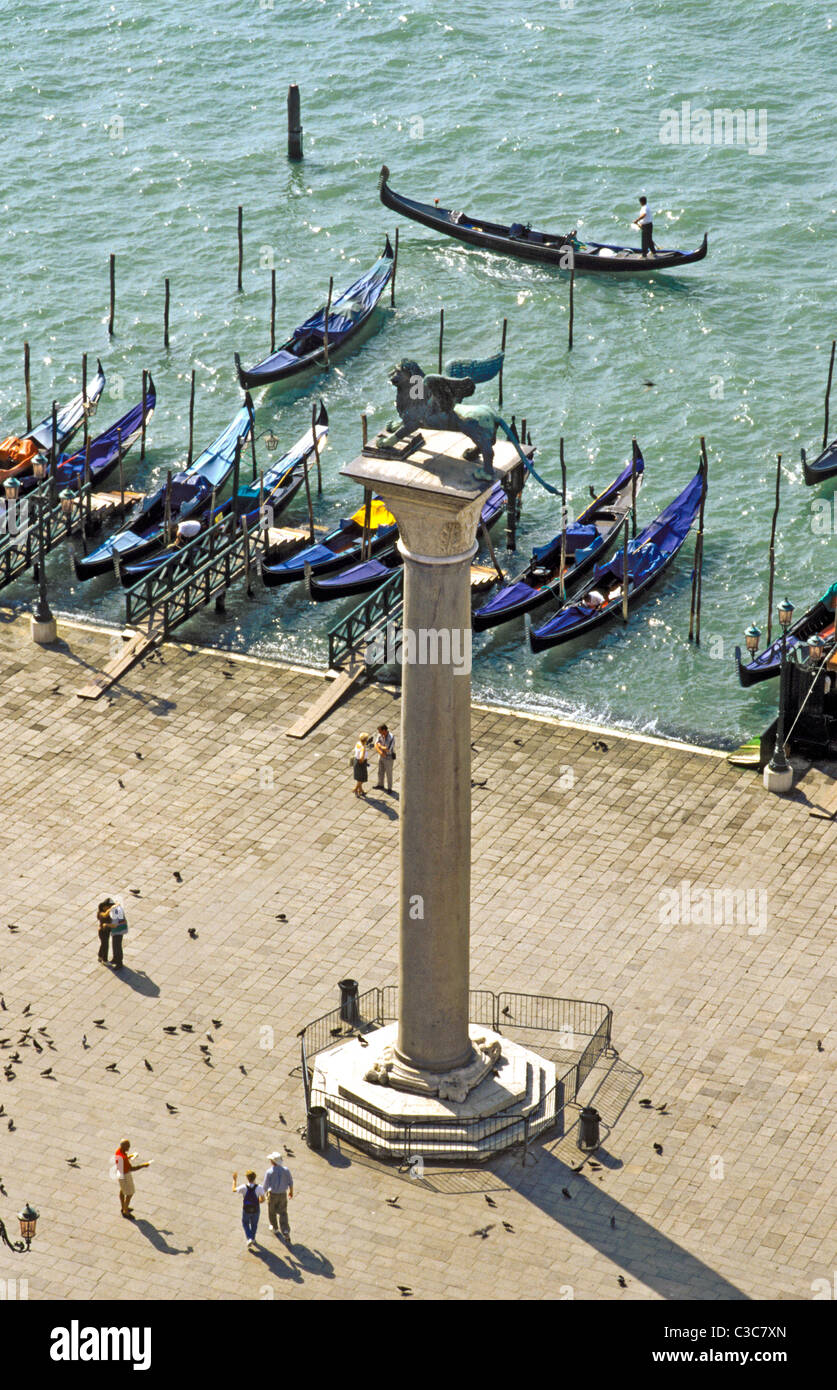 Vista su gondole o molti in gondola per la Piazza di San Marco Venezia Veneto Italia Foto Stock