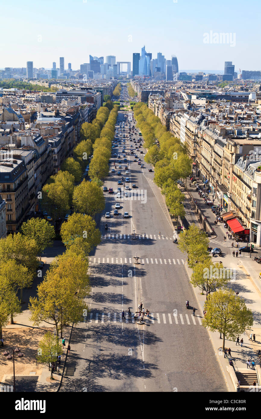 Vista dall'alto dell'Arco di Trionfo verso la Grande Arche de la Défense, Parigi Foto Stock