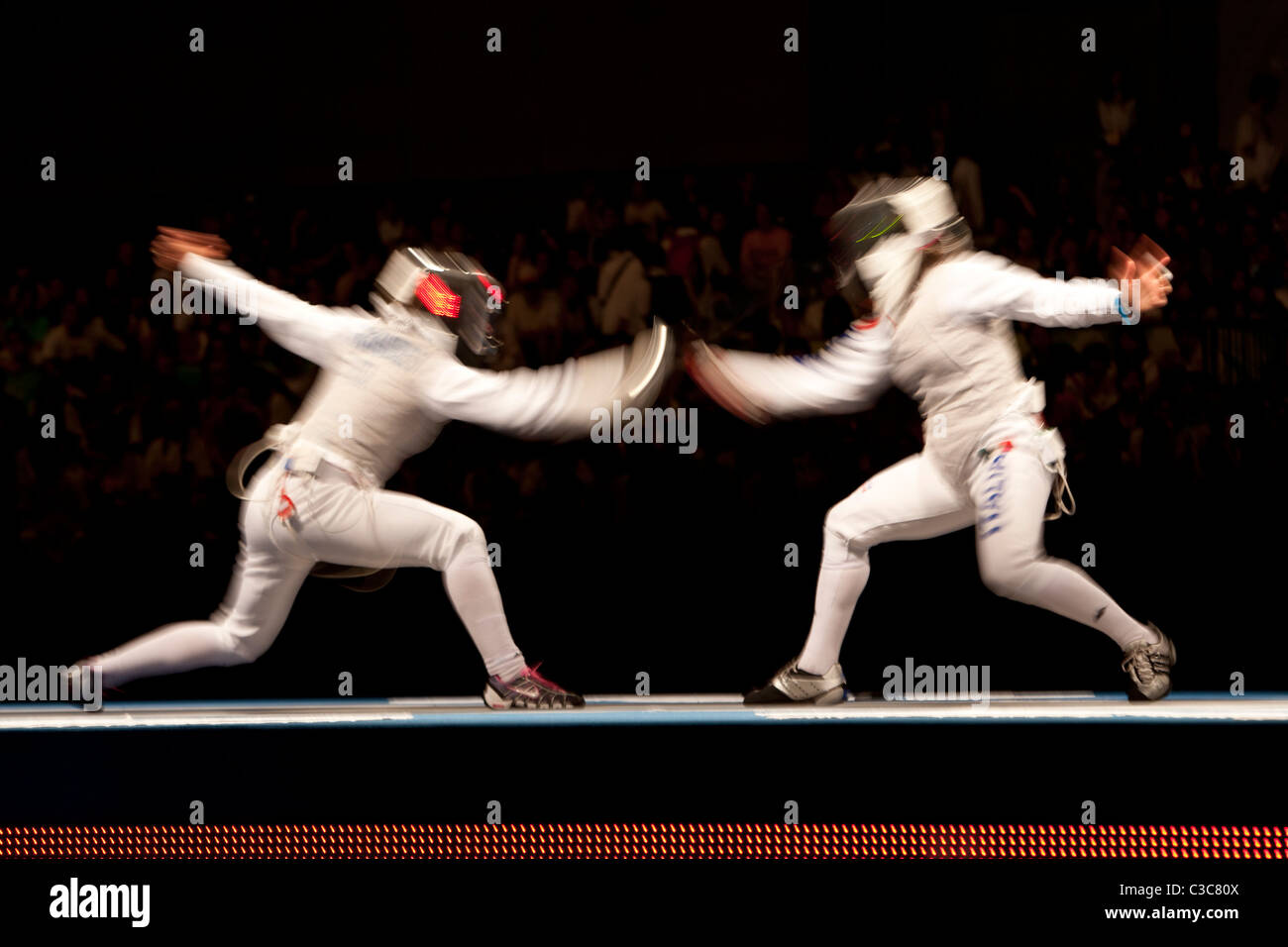 Azione sfocate di donne a scherma la concorrenza a 2008 Olimpiadi estive a Pechino, Cina Foto Stock