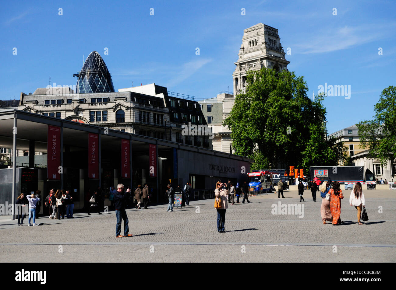 Persone per scattare delle foto al di fuori della Torre di Londra ticket office, Tower Hill, London, England, Regno Unito Foto Stock