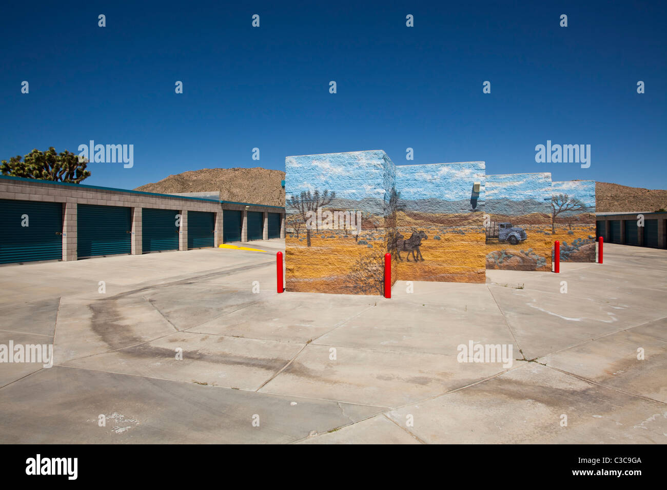 Murales presso un impianto di stoccaggio, Yucca Valley, California, Stati Uniti d'America Foto Stock
